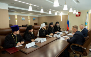 Благочинный присутствовал на встрече архиереев Саратовской митрополии с губернатором региона Романом Бусаргиным