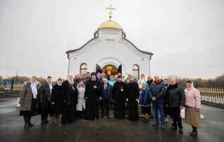 Благочинный сослужил митрополиту Игнатию и епископу Варфоломею Великое освящение храма в честь Казанской иконы Божией Матери села Большая Сакма Краснопартизанского района и Божественную литургию в новоосвященном храме