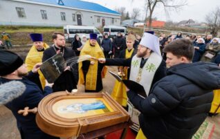 Благочинный сослужил митрополиту Игнатию чин основания храма во имя преподобномученицы великой княгини Елисаветы при городской клинической больнице № 6 г. Саратова.