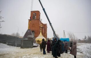 Благочинный помолился во время освящения куполов строящегося храма святой блаженной Матроны Московской п. Красный Октябрь, которое возглавил митрополит Игнатий