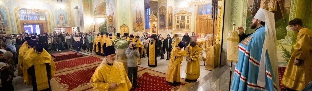 Благочинный сослужил митрополиту Игнатию Великую Рождественскую вечерню в Покровском соборе г. Саратова.