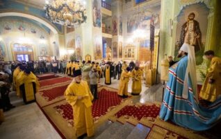 Благочинный сослужил митрополиту Игнатию Великую Рождественскую вечерню в Покровском соборе г. Саратова.