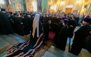 Благочинный сослужил великую вечерню с чином прощения в Покровском соборе г. Саратова