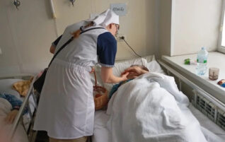 Сестры милосердия посетили с подарками бойцов, находящихся на лечении